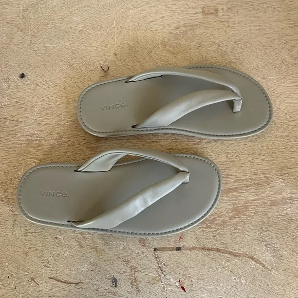 Vince Olexa Leather Flip Flop Sandals - Picture 1 of 10